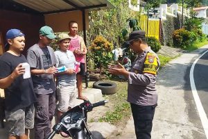 Dekatkan Diri Dengan Masyarakat, Polisi RW Berikan Pesan Kamtibmas