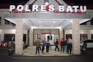 Laksanakan Pengecekan Personil Piket, Pasiaga Patroli Keliling Mako Polres Batu