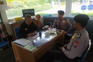 Wujudkan Sitkamtibmas Yang Kondusif Jelang Pilkada 2024, Personel Polisi RW Sambang Warga