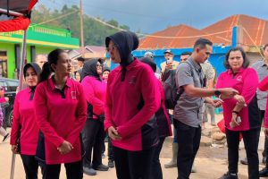 Sapa Pengungsi Banjir Bandang Sumbar, Ketum Bhayangkari Hibur Anak-anak Pengungsi