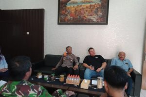 Wujudkan Sitkamtibmas Yang Kondusif Jelang Pilkada 2024, Anggota Polisi RW Sambang Warga