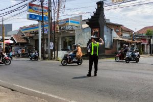 Antisipasi Peningkatan Arus Lalin Saat Long Weekend, Kasatlantas Polres Batu Gelar Anggota di Lapangan
