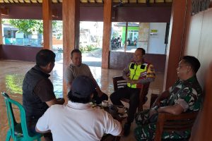 Sambang Warga Jelang Pilkada 2024, Anggota Polisi RW Polres Batu Tingkatkan Harkamtibmas