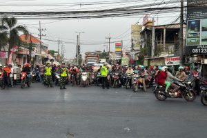 Polresta Sidoarjo Amankan Jalur Tour de Panderman 2024 Warga Antusias Suport Para Pembalap