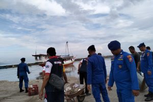 World Ocean Day, Satpolairud Bersama Masyarakat Bersihkan Pantai Situbondo