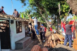 Sambut Hari Bhayangkara ke-78, Polres Jember Lakukan Aksi Sosial Bedah Rumah