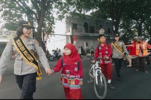 Polwan Polres Mojokerto Berbagi Coklat Ajak Masyarakat Tertib Lalu Lintas