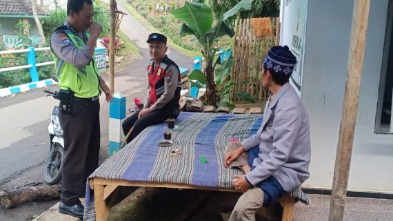 Jelang Pilkada 2024, Anggota Polisi RW Polres Batu Giat Sambang Warga Jaga Harkamtibmas