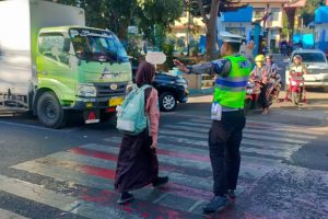 Pastikan Keamanan Kamseltibcar Lantas Di Pagi Hari, Anggota Satlantas Polres Batu Laksanakan Strong Point