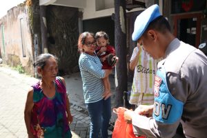 Polres Batu distribusikan Daging Qurban ke masyarakat yang berhak menerima