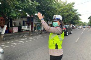 Pastikan Keamanan Kamseltibcar Lantas Di Pagi Hari, Personil Satlantas Polres Batu Laksanakan Strong Point