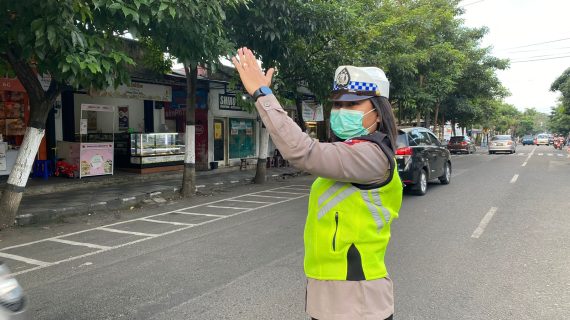 Pastikan Keamanan Kamseltibcar Lantas Di Pagi Hari, Personil Satlantas Polres Batu Laksanakan Strong Point