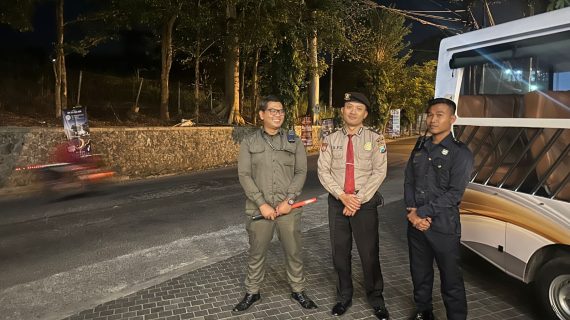 Patroli Dialogis Ke Tempat Wisata Menjelang Pilkada Kota Batu 2024, Personil Unit Pam Obvit Satsamapta Polres Batu Jaga Harkamtibmas