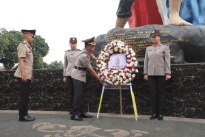 Kenang Jasa Pahlawan Dalam Rangka Memperingati HUT Bhayangkara Ke-78, Polres Batu Laksanakan Upacara Ziarah Rombongan