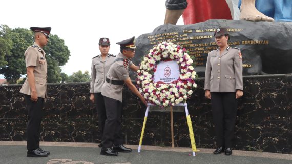 Kenang Jasa Pahlawan Dalam Rangka Memperingati HUT Bhayangkara Ke-78, Polres Batu Laksanakan Upacara Ziarah Rombongan