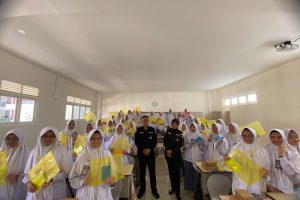 Kasi Humas Polres Batu Sosialisasikan Pilkada 2024 di Sekolah-Sekolah
