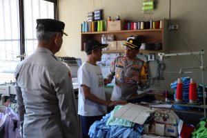 Mahasiswa IPB Apresiasi Jum’at Curhat Polres Batu Di Desa Tawangsari Pujon