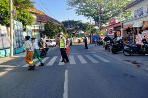 Tingkatkan Kamseltibcar Lantas, Personil Satlantas Polres Batu Strong Point Di Lokasi Rawan Laka
