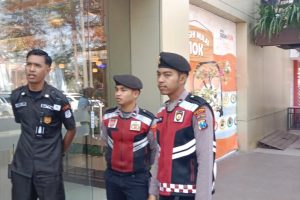 Giat Patroli Dialogis Ke Tempat Wisata, Anggota Pam Obvit Satsamapta Jaga Harkamtibmas Jelang Pilkada Kota Batu 2024 Di Wilayah Hukum Polres Batu