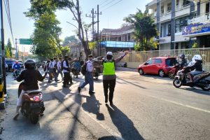 Tingkatkan Kamseltibcar Lantas, Satlantas Polres Batu Giatkan Strong Point Di Lokasi Rawan Laka