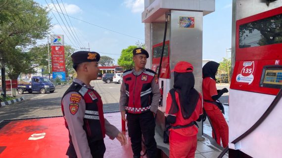 Patroli Dialogis Ke Tempat Wisata, Anggota Pam Obvit Satsamapta Jaga Harkamtibmas Menjelang Pilkada Kota Batu 2024 Di Wilayah Hukum Polres Batu