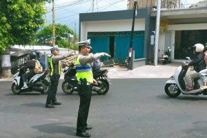 Tingkatkan Kamseltibcar Lantas, Satlantas Polres Batu Strong Point Di Lokasi Padat Arus