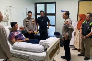 Karumkit Bhayangkara Lumajang Lakukan Hospital Visite Anggota Polisi Korban Pengeroyokan di Jember