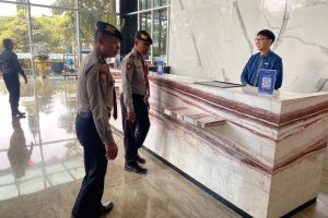Patroli Dialogis Ke Tempat Wisata, Personil Pam Obvit Satsamapta Jaga Harkamtibmas Menjelang Pilkada Kota Batu 2024 Di Wilayah Hukum Polres Batu