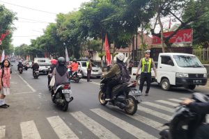Tingkatkan Kamseltibcar Lantas, Anggota Satlantas Polres Batu Strong Points Di Lokasi Padat Arus