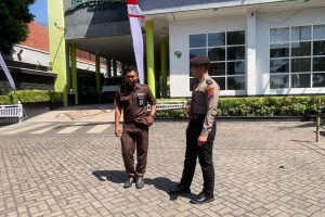 Anggota Dialogis Ke Tempat Wisata, Personil Pam Obvit Satsamapta Tingkatkan Harkamtibmas Menjelang Pilkada Kota Batu 2024 Di Wilayah Hukum Polres Batu