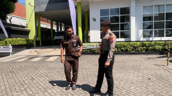 Anggota Dialogis Ke Tempat Wisata, Personil Pam Obvit Satsamapta Tingkatkan Harkamtibmas Menjelang Pilkada Kota Batu 2024 Di Wilayah Hukum Polres Batu