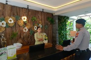 Anggota Dialogis Ke Tempat Wisata, Personil Pam Obvit Satsamapta Tingkatkan Harkamtibmas Menjelang Pilkada Kota Batu Ta 2024 Di Wilayah Hukum Polres Batu