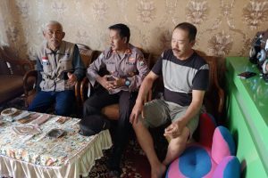 Anggota Polisi RW Polres Batu Giat Sambang Desa Jaga Situasi Kamtibmas Menjelang Pilkada 2024