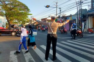 Tingkatkan Kamseltibcar Lantas, Satlantas Polres Batu Lakukan Strong Points Di Lokasi Padat Arus