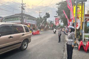 Pastikan Arus Lalu Lintas Lancar Saat Weekend, Anggota Satlantas Polres Batu Giat Strong Point
