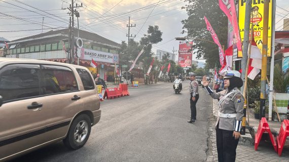 Pastikan Arus Lalu Lintas Lancar Saat Weekend, Anggota Satlantas Polres Batu Giat Strong Point