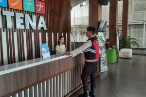 Dialogis Ke Tempat Wisata, Personel Pam Obvit Satsamapta Polres Batu Pastikan Kamtibmas Jelang Pilkada Kota Batu Ta 2024 Tetap Kondusif