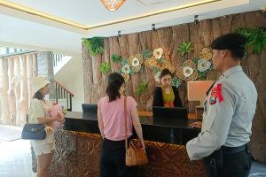 Dialogis Ke Tempat Wisata, Anggota Pam Obvit Satsamapta Polres Batu Pastikan Kamtibmas Jelang Pilkada Kota Batu Ta 2024 Tetap Kondusif