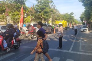 Tingkatkan Kamseltibcar Lantas, Satlantas Polres Batu Strong Point Di Titik Rawan Laka