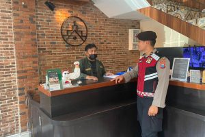 Patroli Dialogis Ke Tempat Wisata, Personil Pam Obvit Satsamapta Polres Batu Pastikan Kamtibmas Jelang Pilkada Kota Batu Ta 2024 Kondusif