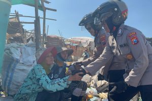Peringati Hari Jadi ke -76 Polwan Polres Jember Salurkan Bantuan Sosial di TPA