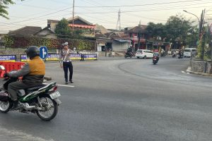 Tingkatkan Kamseltibcar Lantas Di Waktu Pagi Hari, Satlantas Polres Batu Giatkan Poros Pagi