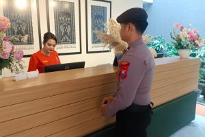 Giat Patroli Dialogis Ke Tempat Wisata, Personel Pam Obvit Satsamapta Polres Batu Pastikan Situasi Kamtibmas Jelang Pilkada Kota Batu 2024 Tetap Kondusif