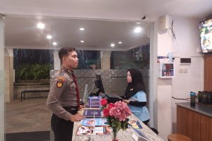 Giat Patroli Dialogis Ke Tempat Wisata, Anggota Pam Obvit Satsamapta Polres Batu Pastikan Situasi Kamtibmas Jelang Pilkada Kota Batu 2024 Aman Kondusif