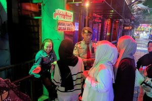 Giat Patroli Dialogis Ke Tempat Wisata, Anggota Pam Obvit Satsamapta Polres Batu Pastikan Situasi Kamtibmas Jelang Pilkada Kota Batu 2024 Aman Dan Kondusif