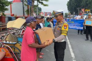 Peringati Hari Lalu Lintas Bhayangkara, Polres Kota Blitar Berbagi Bantuan Sosial*