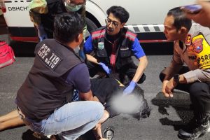 Kapolres Batu AKBP Andi Yudha Pranata Bantu Evakuasi Korban Tabrak Lari di Jalan Raya Pandanrejo