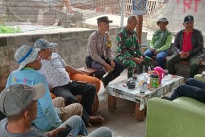 Personil Polisi RW Polres Batu Giat Sambang Desa, Pastikan Situasi Kamtibmas Tetap Aman Kondusif Jelang Pilkada 2024