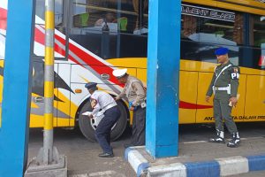 Sukseskan KTT IAF di Bali Personel Gabungan Polres Lumajang Patroli KRYD di Terminal Minak Koncar