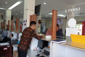 Antusias, Warga Ponorogo  Manfaatkan Pemutihan Pajak Ranmor di Hari Bhayangkara ke-78 dan HUT Kemerdekaan RI ke-79